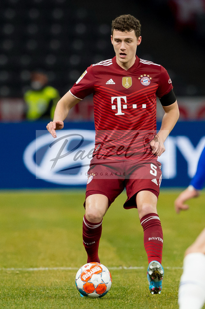 BSCFCB20220123_257 | Fussball, Herren: Benjamin Pavard (FC Bayern Muenchen) in Aktion, am Ball, Einzelaktion bei dem Spiel der 1. Bundesliga zwischen Hertha BSC und FC Bayern Muenchen im Olypiastadion am 23.01.2022 in Berlin, Deutschland.DFB / DFL REGULATIONS PROHIBIT ANY USE OF PHOTOGRAPHS AS IMAGE SEQUENCES AND/OR QUASI-VIDEO. - Realisiert mit Pictrs.com