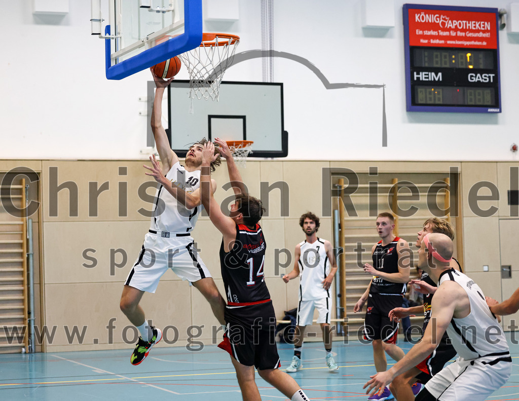 2022-10-16_073_TSV_Vaterstetten_gegen_Baskets_Vilsbiburg_2 | Vaterstetten, Deutschland, 16.10.2022:
Basketball, Bayernliga Herren Südost 2022 / 2023, 1. Spieltag, TSV Vaterstetten gegen Baskets Vilsbiburg 2, Endergebnis: 83:64

Finn Liebig (TSV Vaterstetten, #10), M. Engel (Baskets Vilsbiburg, #14)

Foto: Christian Riedel / fotografie-riedel.net
