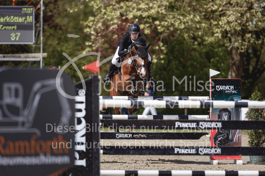 240428_Spenge_M2-Spr-142 | Deine schönsten Turniermomente als professionelle Fotos! Entdecke hochwertige Pferdesport-Fotografie im Online-Shop. Jetzt Fotos finden & bestellen!