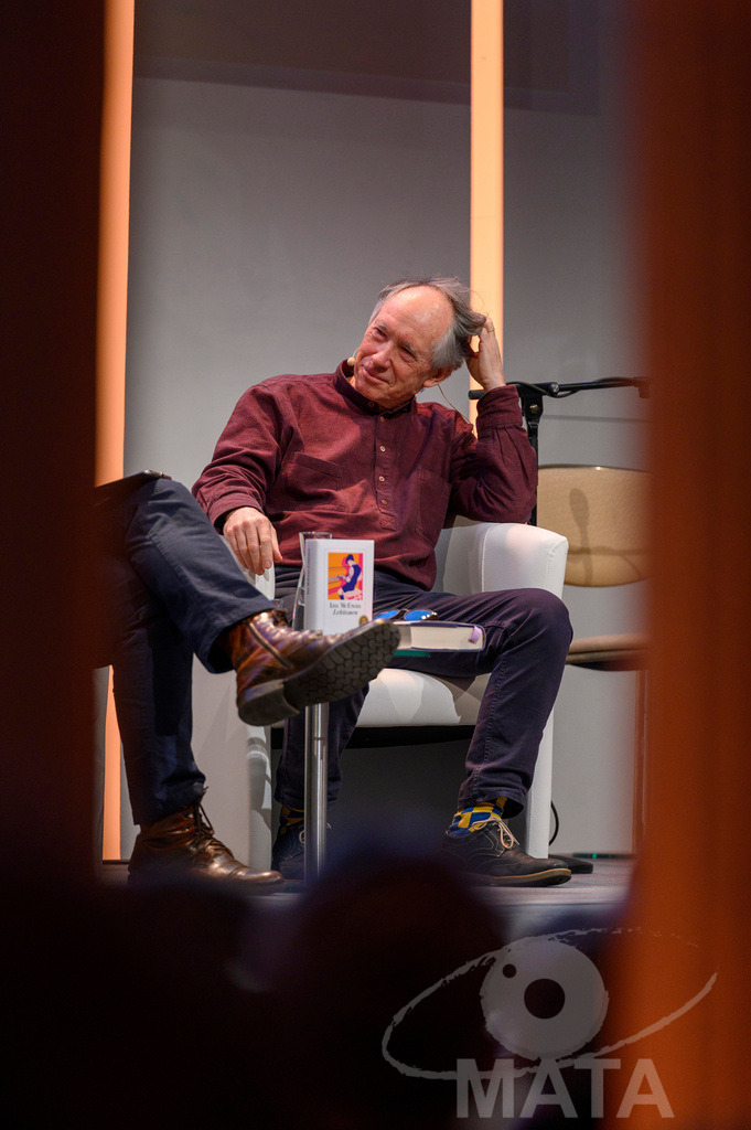 _DWA4925 | Ian McEwan bei der lit.Cologne 2023 Veranstaltung 'Ian McEwan. Ein Jahrhundertschriftsteller gibt Auskunft' in der Flora Köln.. Köln, 07.03.2023 - Realisiert mit Pictrs.com
