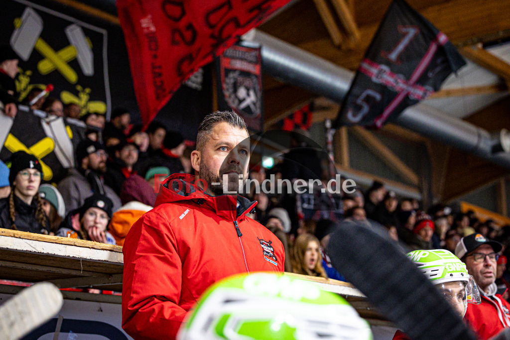 Peißenberg MINERS gegen EA Schongau MAMMUTS | Eishockey Bayernliga 2025/26 Vorrunde 20. Spieltag, Peißenberg MINERS gegen EA Schongau MAMMUTS, 20251221,Martin SCHRÖDER (MINERS Co-Trainer hc) , Fans im Hintergrund,2025-12-21 in Peißenberg (flatbuy Arena Peißenberg), Martin SCHRÖDER (MINERS Co-Trainer hc)Copyright: WolfgangxLindner www.foto-lindner.de