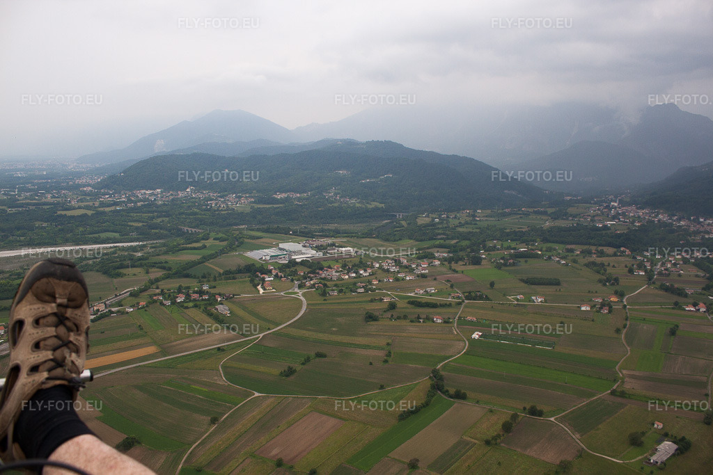 Vue aérienne: Vue de la ville à Toppo dans le département Frioul-Vénétie Julienne, Italie. Photo: IMG_50492.jpg prise le 09/06/2012 par Werner Riehm/FLY-FOTO.eu – Résolution de l'original: 4752 x 3168 px
