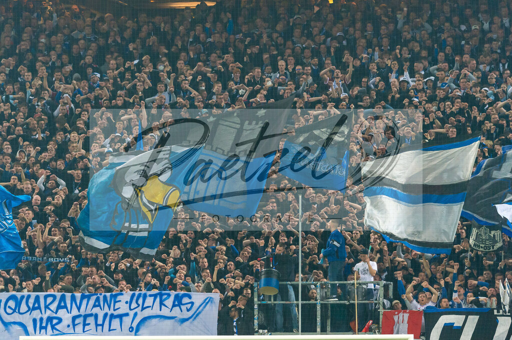 HSVSCF20220419_376 | Fussball, Herren: . Fans von Hamburger SV beim DFB-Pokal-Halbfinalspiel zwischen Hamburger SV und SC Freiburg im Volksparkstadion am 19.04.2022 in Hamburg, Deutschland.DFB / DFL REGULATIONS PROHIBIT ANY USE OF PHOTOGRAPHS AS IMAGE SEQUENCES AND/OR QUASI-VIDEO. - Realisiert mit Pictrs.com