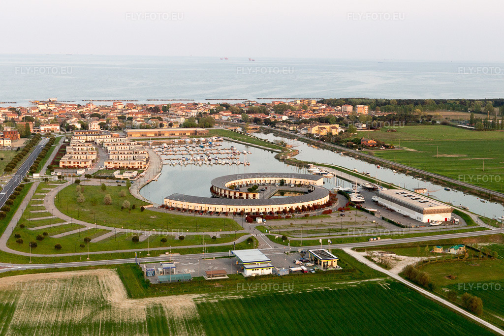 Vue aérienne: Vue de la ville à Casalborsetti dans le département Émilie-Romagne, Italie. Photo: IMG_098560.jpg prise le 05/04/2017 par Werner Riehm/FLY-FOTO.euRésolution de l'original: 5472 x 3648 px