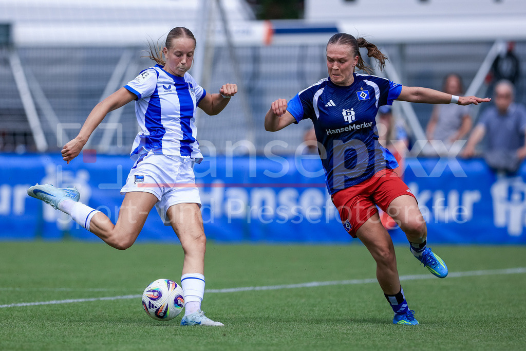 Fussball, Testspiel Frauen, Hamburger SV - Hertha BSC | v.li.: Elfie Wellhausen (Hertha BSC, 11) und Annaleen Böhler (Hamburger SV, HSV, 6) im Zweikampf, Duell, Dynamik, Aktion, Action, Spielszene