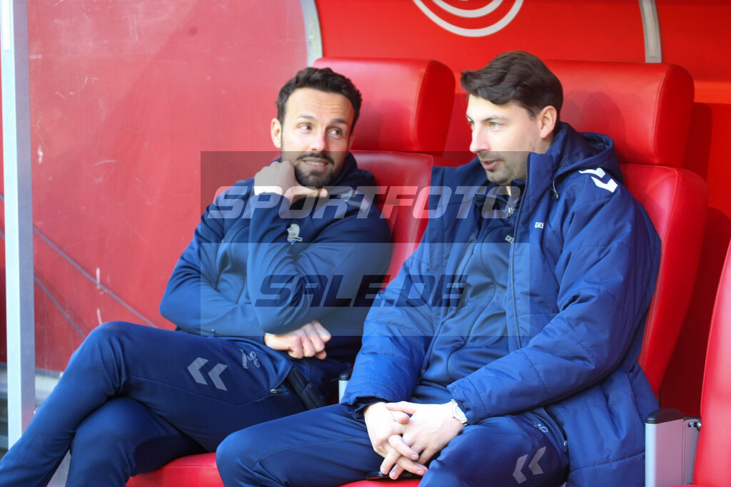 Fortuna Düsseldorf  Saison 25/26 - © Sportfoto-Sale (MK) | Trainer Ralf Kettemann und Teammanager Pascal Pundmann vom SC Paderborn - Fortuna Düsseldorf - SC Paderborn Saison 25/26 - © Sportfoto-Sale (MK) - Realisiert mit Pictrs.com