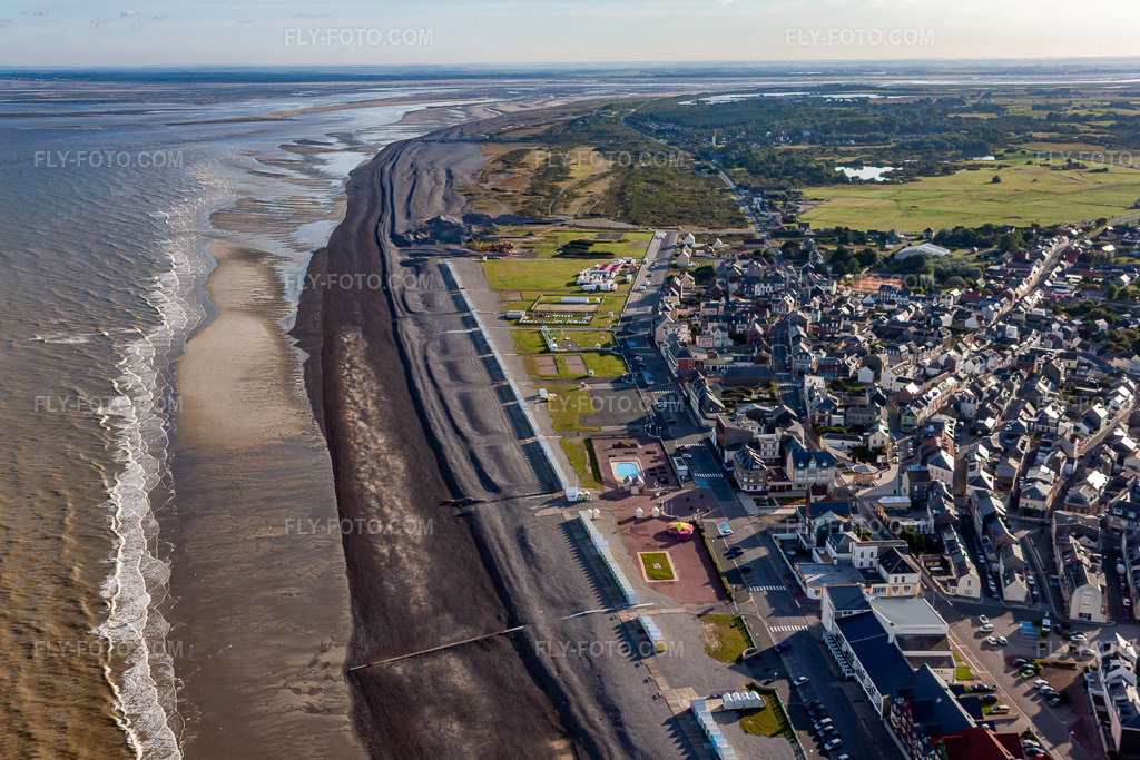 Aerial view: View of the town in Cayeux-sur-Mer in the state Somme, France.Photo: IMG_70906.jpg taken on 08/24/2014 by Werner Riehm/FLY-FOTO.comResolution of the original: 4752 x 3168 px