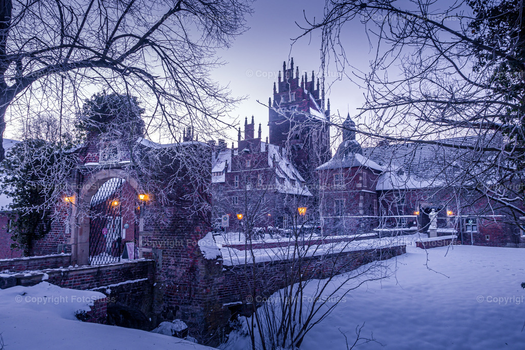 Schloss Heessen im Winter | Das Schloss Heessen in Hamm Westfalen im Ruhrgebiet / Münsterland ist Heimat eines Internats und hat eine beeindruckende Architektur. Im Winter wirkt das Schloss besonders mystisch. - Realisiert mit Pictrs.com