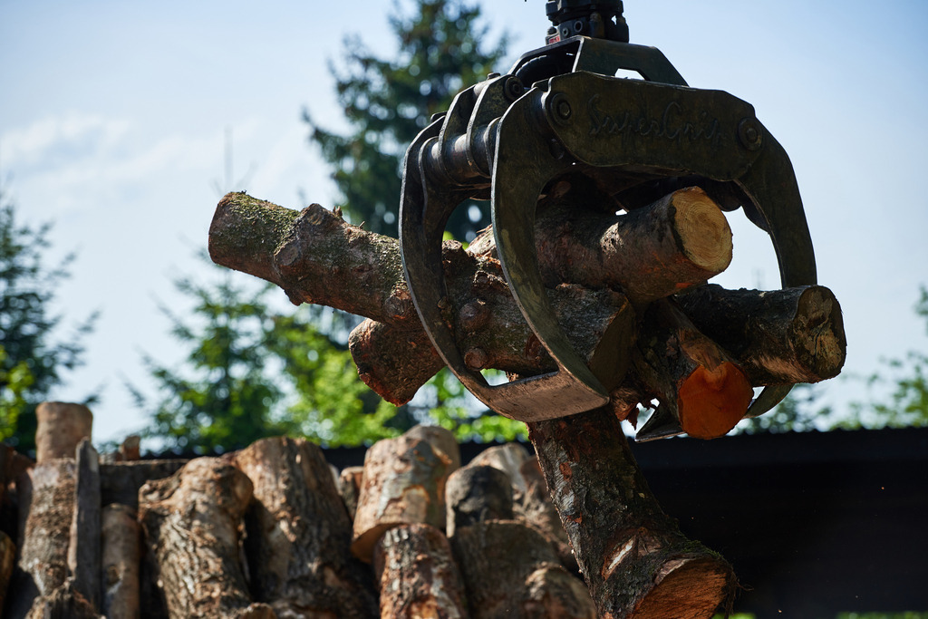 Waldköhlerei Hochecker | Michelbach, Austria - May 08, 2019: Waldköhlerei Hochecker, die 2011 in das Nationale Verzeichnis des immateriellen Kulturerbes der UNESCO aufgenommen wurde, produziert noch echte Holzkohle; Aufbau des Kohlmeilers mit dem Holzkran. - Realisiert mit Pictrs.com