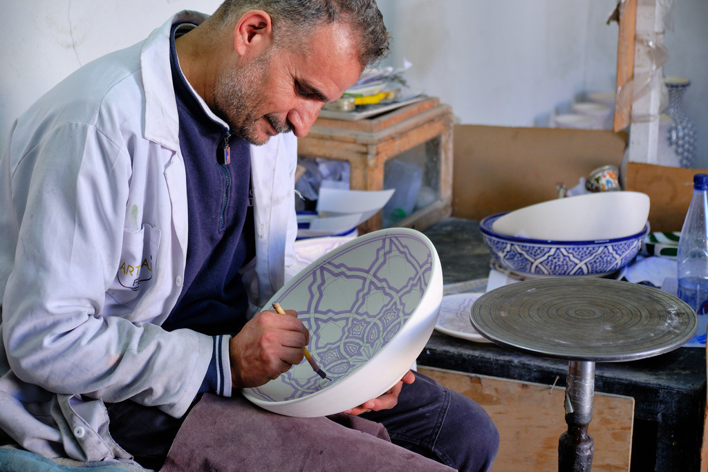 Schüssel wird mit Marrokanischen Ornamenten bemalt | Fes, Marokko - November 11, 2024: Schüssel wird mit Marrokanischen Ornamenten bemalt. - Realisiert mit Pictrs.com