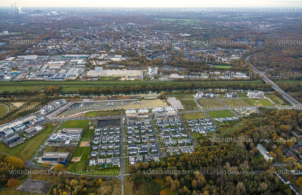 Gelsenkirchen231103171 | Luftbild, Stölting Marina Yachthafen am Rhein-Herne-Kanal, Anlegestelle für Boote und neues Stadtquartier Graf Bismarck Wohnanlage, Fernsicht zum Ortstel Erle, umgeben von herbstlichen Laubbäumen, Bismarck, Gelsenkirchen, Ruhrgebiet, Nordrhein-Westfalen, Deutschland