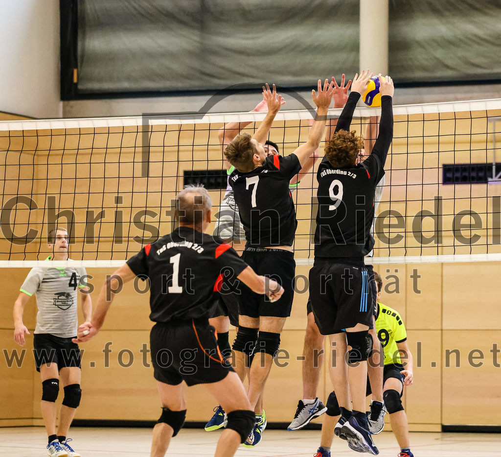 2021-11-27_088_TuS_Oberding_II_gegen_MTV_1881_Ingolstadt_III | Oberding, Deutschland, 27.11.2021:
Volleyball, Kreisliga 2021 / 2022, 5. Spieltag, TuS Oberding II gegen MTV 1881 Ingolstadt III, Endergebnis: 3:2

Andreas Ruß (TuS Oberding, #1), Christoph Stegemann (TuS Oberding, #7), Hayden Lorenz (TuS Oberding, #9)

Foto: Christian Riedel / fotografie-riedel.net