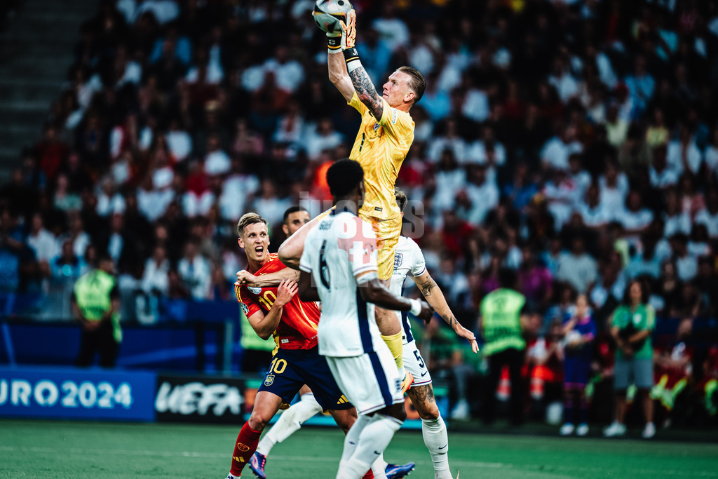Fußball | Herren | UEFA-Fußball-Europameisterschaft 2024 | Finale | Spanien vs. England | 14.07.2024 | Jordan Pickford (#1, England) fängt den Ball