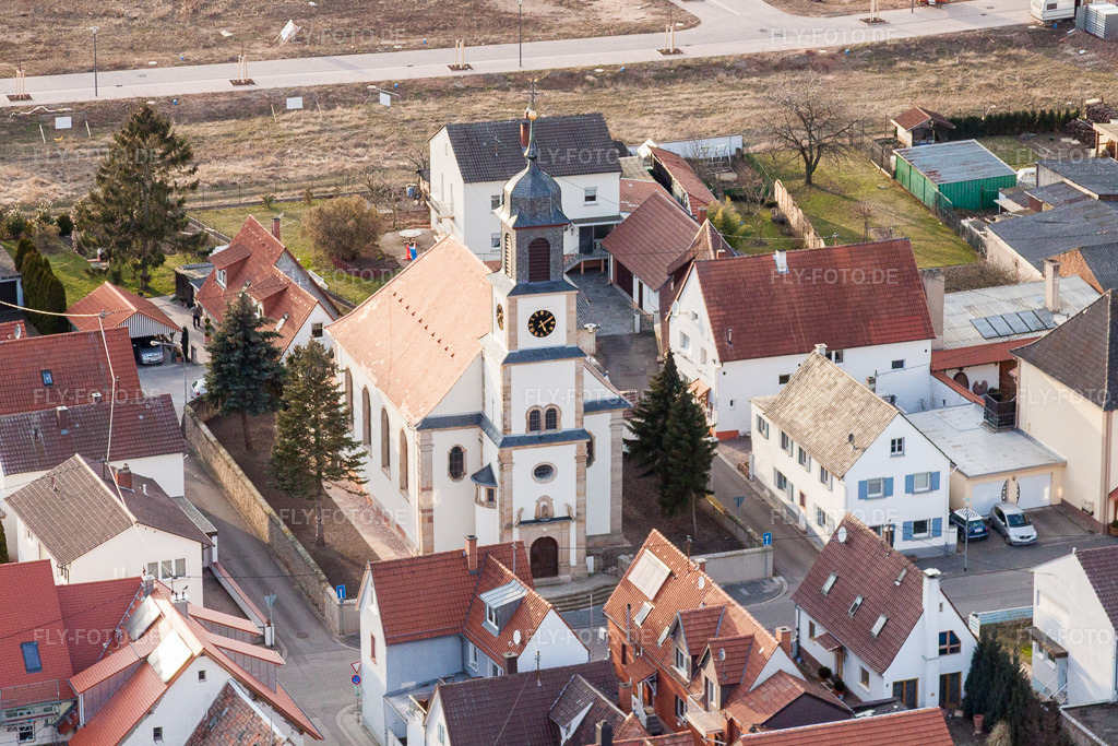 Luftbild: Kirchengebäude von St. Martin in der Pfalz im Ortsteil Mörlheim in Landau im Bundesland Rheinland-Pfalz in Deutschland. Foto: IMG_24836.jpg vom 05.03.2010 durch Werner Riehm/FLY-FOTO.de
