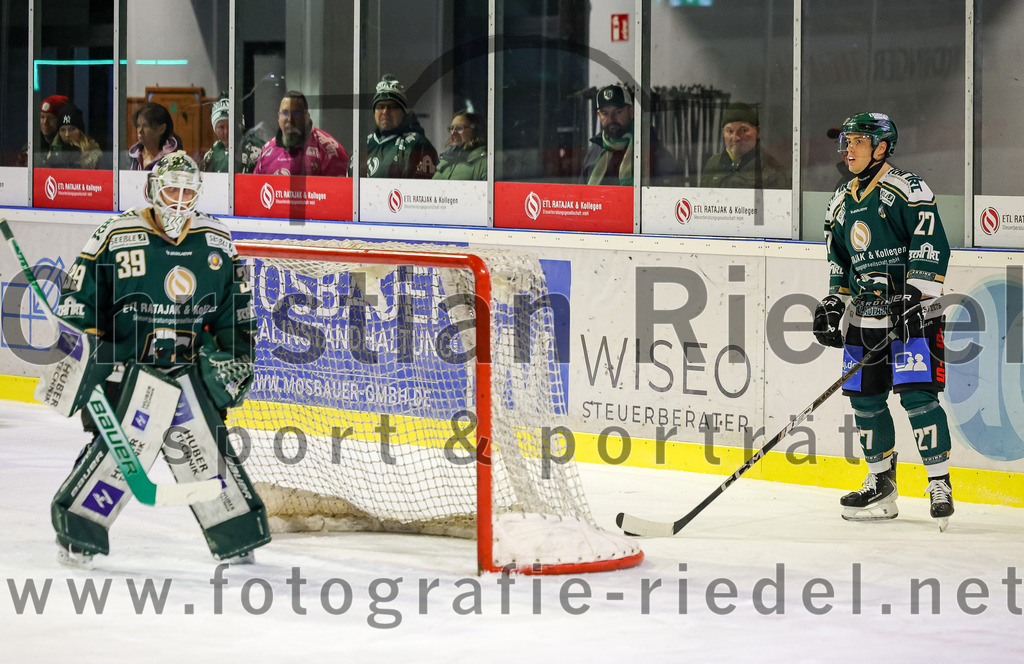 2025-11-25_081_TSV_Erding_gegen_EHF_Passau_Black_Hawks | Erding, Deutschland, 25.11.2025:Eishockey, Oberliga Süd 2025 / 2026, 20. Spieltag, TSV Erding gegen EHF Passau Black Hawks, Endergebnis: 2:3 n.V.Torwart Leon Meder (Erding Gladiators, #39), Mark Waldhausen (Erding Gladiators, #27)Foto: Christian Riedel / fotografie-riedel.net