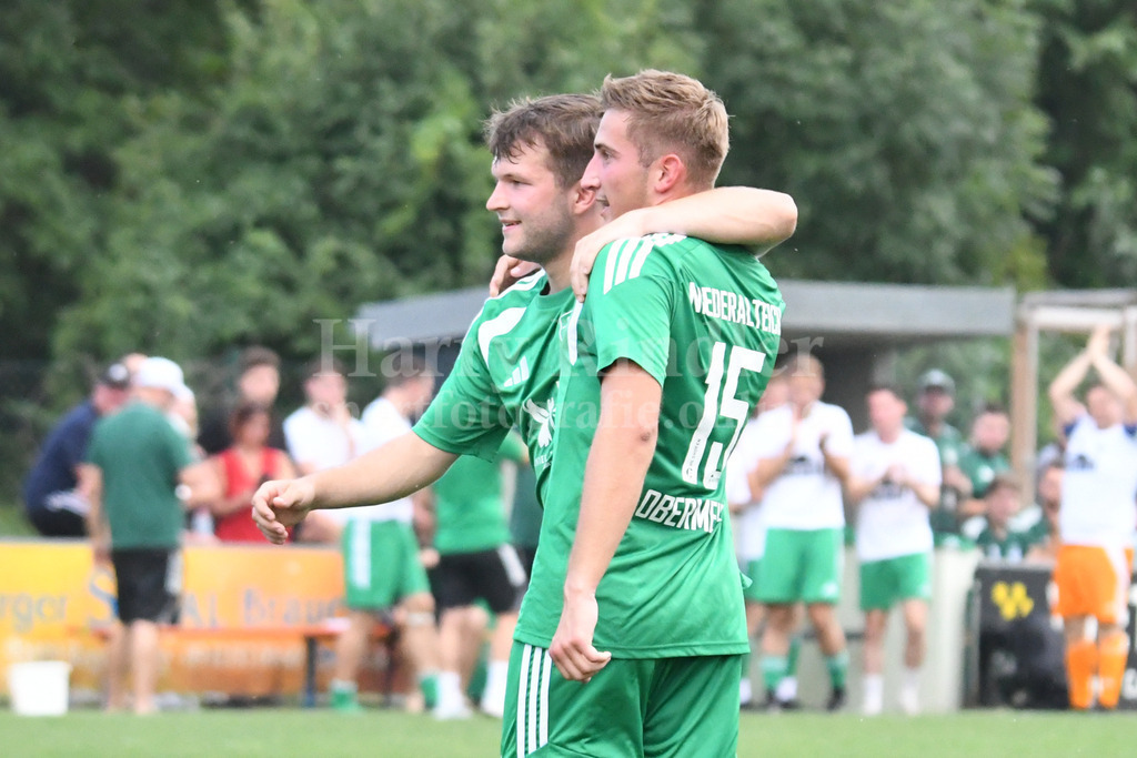SpVgg Niederalteich : TSV Regen | Torjubel nach dem 1:0 Führungstreffer li. Torschütze Florian Nickl und der Vorlagengeber Fabio Obermeier - Realisiert mit Pictrs.com