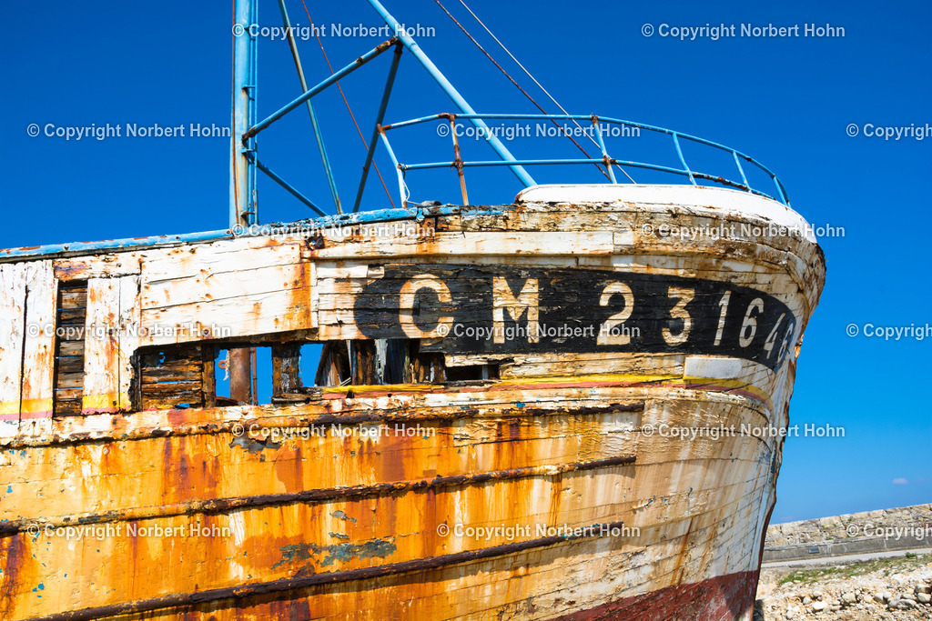 Reisefotografie - Frankreich - Atlantikkueste | Schiffsfriedhof im bretonischen Hafen von Camaret-Sur-Mer. - Realisiert mit Pictrs.com