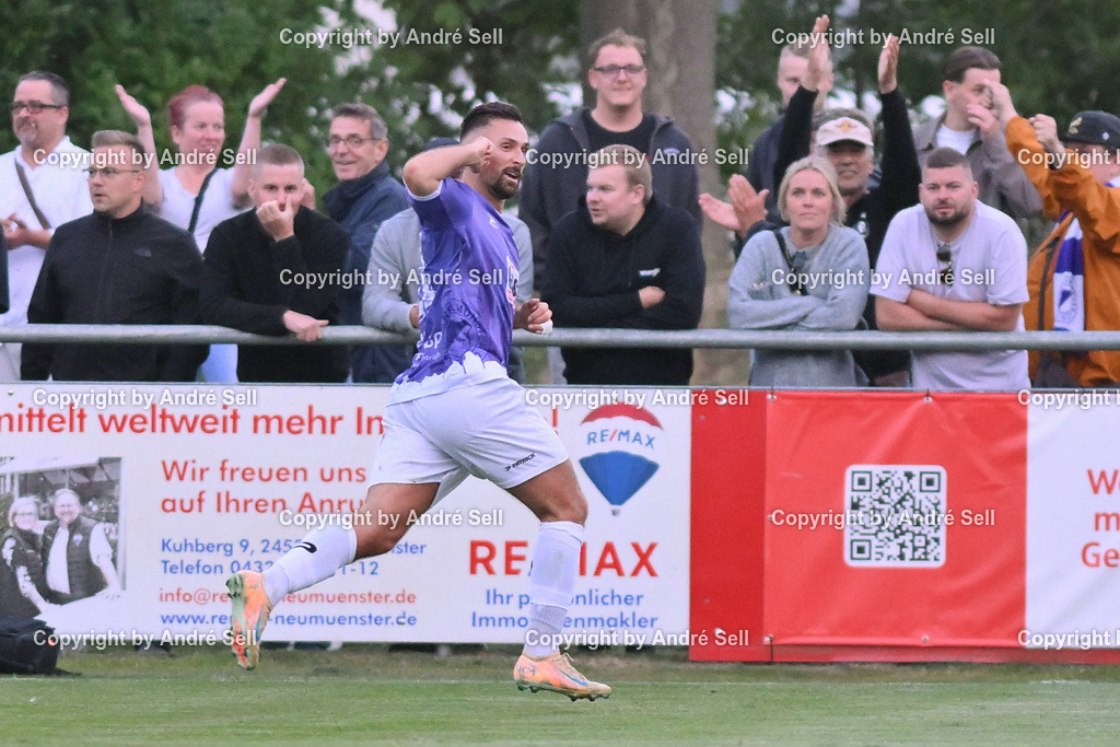 PSV Neumünster vs VfR Neumünster | Rafael Krause (VfR #21) bejubelt seinen Treffer zum 3:0-Endstand / Fußball-Oberliga Männer 2026/2027 / PSV Neumünster vs VfR Neumünster / PSV Stadion Platz A / Neumünster / 31.07.26 - Realisiert mit Pictrs.com