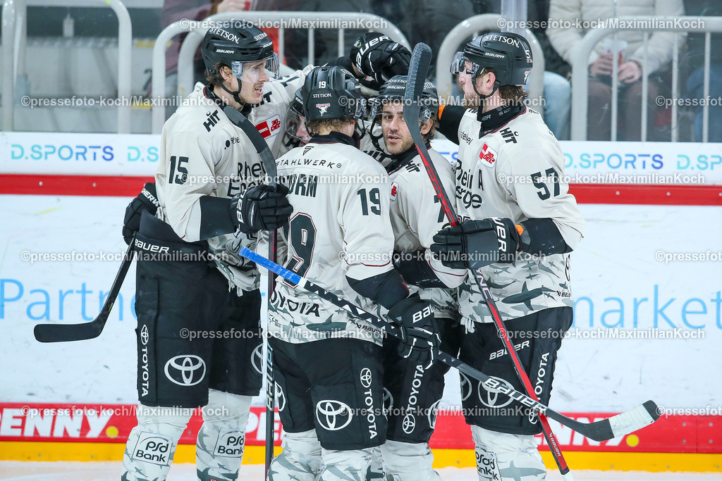 DueDEL25022401026 | 25.02.2024, Düsseldorf, Eishockey, Penny DEL, 49. Spieltag, PSD-BANK Dome, Düsseldorfer EG - Kölner Haie: Torjubel nach dem 2:0 durch Maximilian Kammerer (Kölner Haie)