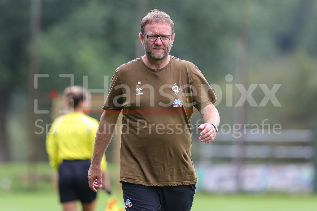 Fussball, Testspiel Frauen, SV Werder Bremen - TSV Pansdorf (U 19-Junioren) | v.li.: Thomas Horsch (Trainer, Cheftrainer, SV Werder Bremen) Portrait, Nahaufnahme, Einzelfoto, Einzelbild
