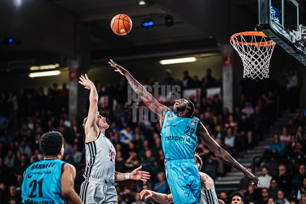 Basketball | Männer | Saison 2024/2025 | easyCredit Basketball Bundesliga | 16. Spieltag | Veolia Towers Hamburg vs. Telekom Baskets Bonn | 10.01.2025 | v.l. Sam Griesel (#2, Telekom Baskets Bonn) und Kur Kuath (#23, Veolia Towers Hamburg)