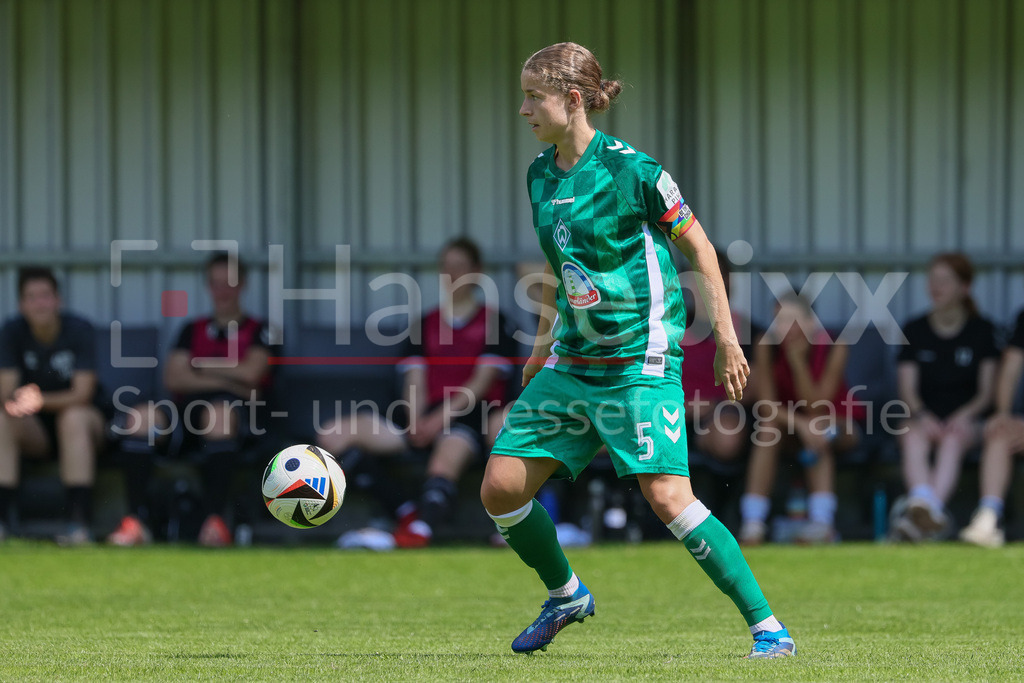 Fussball, Testspiel Frauen, SV Henstedt-Ulzburg - SV Werder Bremen | v.li.: Michelle Ulbrich (SV Werder Bremen, 5) am Ball, Freisteller, Einzelbild, Ganzkörper, Aktion, Action, Spielszene