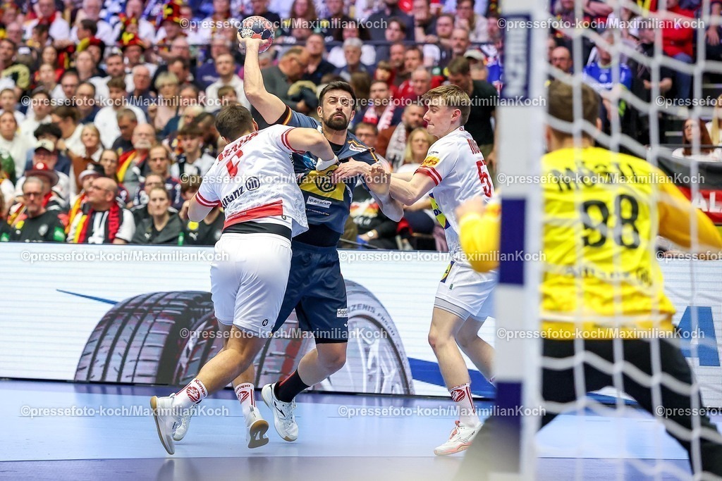 EHF17012601100 | 17.01.2026, Handball, Men's EHF EURO 2026, Österreich - Spanien, Jyske Bank Boxen in Herning, Dänemark, Preliminary Round:  Imanol Garciandia Alustiza (Espania #18) im Zweikampf gegen   Markus Mahr (Austria #06) 