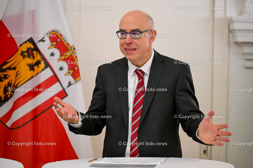 Pressekonferenz Land Ooe_ Stabilitaet der Lieferketten im Fokus_ 22.01.2024-46 | 22.01.2024, Linz, AUT, Pressekonferenz Land Ooe, Stabilitaet der Lieferketten im Fokus – aktuelle Analysen und Forschungsergebnisse und kuenftige Schwerpunkte im Bild Gabriel Felbermayr (Direktor Oesterreichisches Institut fuer Wirtschaftsforschung (WIFO) und Vizepraesident Supply Chain Intelligence Institute Austria (ASCII))