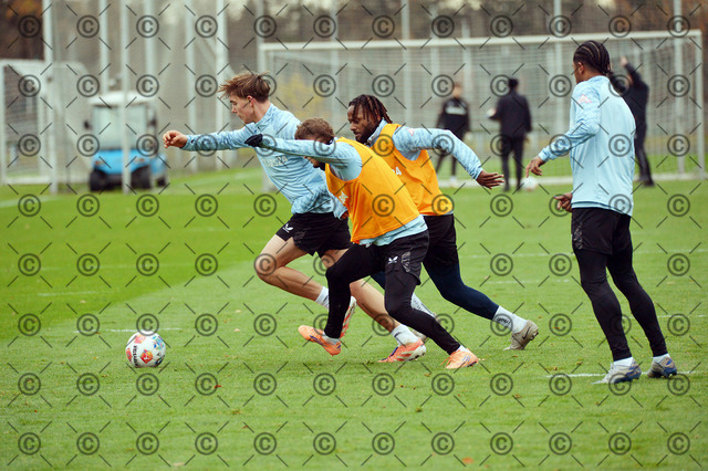 RGE_6820b | Hertha BSC, 2.Bundesliga, Herren, Saison 2025/26, Training, Montag 17.11. 2025, von li. Kennet Eichhorn  ( Hertha BSC ), Michael Cuisance ( Hertha BSC ),  Deyovaisio Zeefuik ( Hertha BSC ), Fotograf:   Ralf Gebhardt - Realisiert mit Pictrs.com