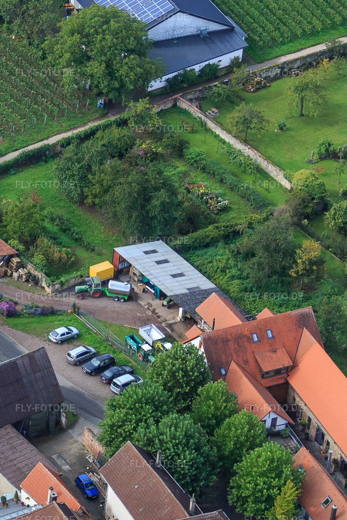 Luftbild: Am Pfarrgarten im Ortsteil Heuchelheim in Heuchelheim-Klingen im Bundesland Rheinland-Pfalz in Deutschland. Foto: IMG_072663.jpg vom 19.09.2014 durch Werner Riehm/FLY-FOTO.deAuflösung des Originals: 1106 x 1659 px