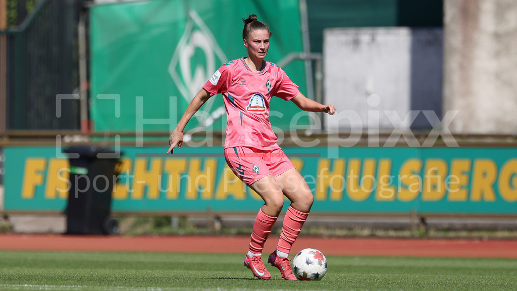 Fussball, Testspiel Frauen, SV Werder Bremen - VfL Wolfsburg | Julia Magerl (SV Werder Bremen, 4) am Ball, Freisteller, Einzelbild, Ganzkörper, Aktion, Action, Spielszene