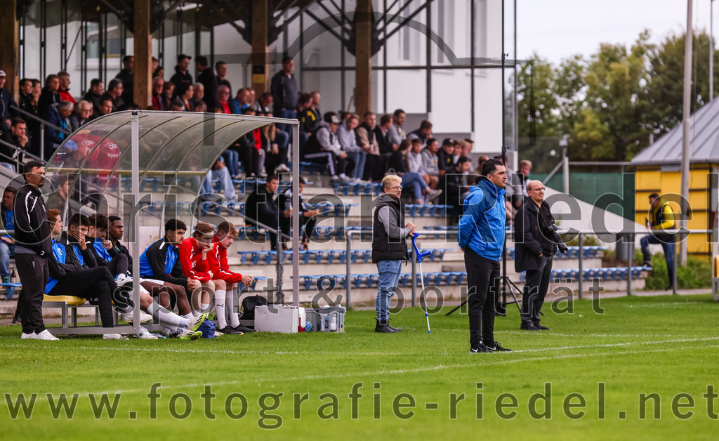 2023-08-09_012_FC_Moosinning_II_gegen_SpVgg_Altenerding | Moosinning, Deutschland, 09.08.2023:
Fußball, Kreisliga 2023 / 2024, 3. Spieltag, FC Moosinning II gegen SpVgg Altenerding, Endergebnis: 1:1

Trainer Pedro Flores-Locke (SpVgg Altenerding)

Foto: Christian Riedel / fotografie-riedel.net