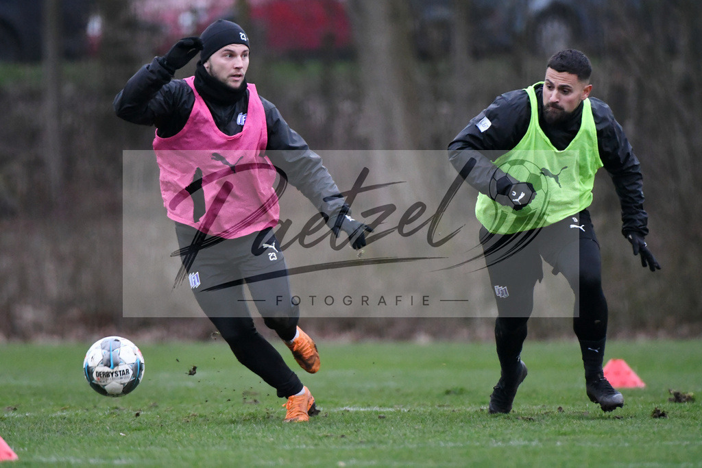 20200220_TRAOSN_0011 | Fussball, Herren: David Blacha (VfL Osnabrueck) und Marcos Alvarez (VfL Osnabrueck) im Zweikampf waehrend der Trainingseinheit des VfL Osnabrueck im Sportpark Illoshoehe am 20.02.2020 in Osnabrueck, Deutschland. - Realisiert mit Pictrs.com
