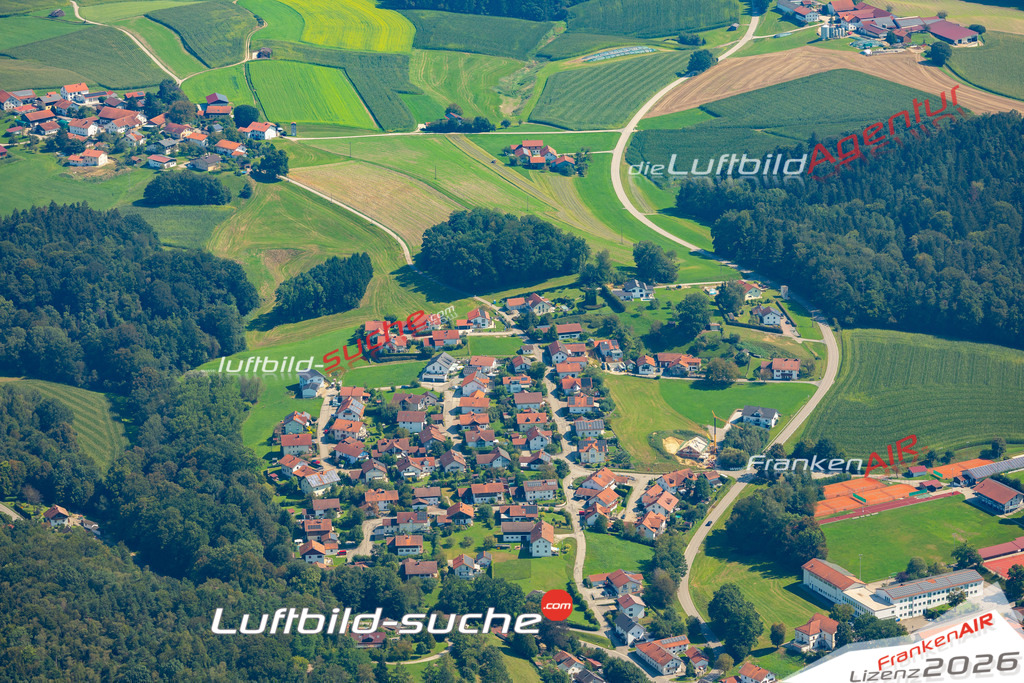 Das Luftbild zeigt : Petzlberg Reischach - Die Luftaufnahme wurde 2024 vom UL-Flugzeug aus erstellt ( keine Drohne ) - Hochauflösende Luftaufnahme - Für grossformatige Ausdrucke geeignet. Die Geschenkidee !Mit Lizenz und Bildrechte bestellbar