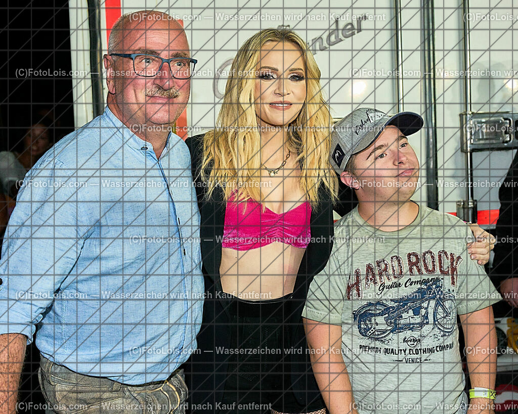 ALP8346_NASCHENWENG_Hollenstein_Fans | (C)FotoLois.com, Alois Spandl, Ankunft der Künstlerin, Backstage, Melissa NASCHENWENG auf BERGBAUERNTOUR beim KÖNIGSBERG OPEN AIR in Hollenstein, Sa 2. September 2023.