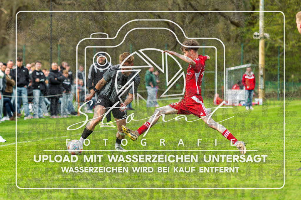 FGFSSCT-1005 | Adam Jarkas (FG Fulde-Stellichte #10) und Mattis Worthmann (SC Tewel #35) beim Herren Kreisliga HK Spiel zwischen FG Fulde-Stellichte und SC Tewel im Lehrdestadion, Stellichte (Simon Paul Stopat) - Realisiert mit Pictrs.com