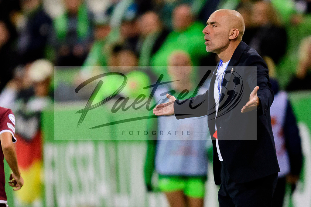 WOBSER20211013_024 | Fussball, Frauen: Trainer Eric Severac (Servette FCCF) gestikuliert, Gestik beim Spiel der UEFA Women´s Champions League zwischen VfL Wolfsburg und Servette FC im AOK-Stadion am 13.10.2021 in Wolfsburg, Deutschland. - Realisiert mit Pictrs.com