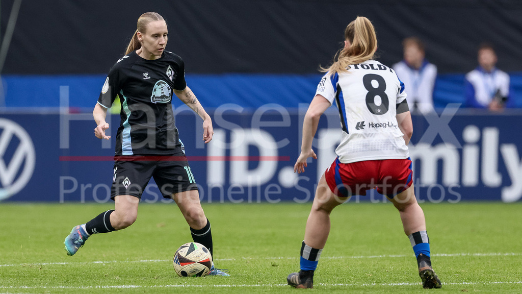 Fussball, DFB-Pokal Frauen, Hamburger SV - SV Werder Bremen | v.li.: Emöke Papai (SV Werder Bremen, 16) und Svea Stoldt (Hamburger SV, 8) im Zweikampf, Duell, Dynamik, Aktion, Action, Spielszene, DIE DFB-RICHTLINIEN UNTERSAGEN JEGLICHE NUTZUNG VON FOTOS ALS SEQUENZBILDER UND/ODER VIDEOÄHNLICHE FOTOSTRECKEN. DFB REGULATIONS PROHIBIT ANY USE OF PHOTOGRAPHS AS IMAGE SEQUENCES AND/OR QUASI-VIDEO.