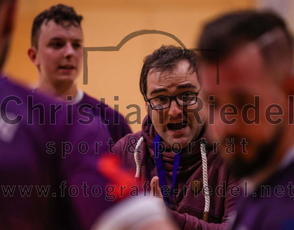 2024-11-09_092_SpVgg_Altenerding_gegen_TV_Altoetting | Erding, Deutschland, 09.11.2024:Handball, Bezirksoberliga Männer 2024 / 2025, 6. Spieltag, SpVgg Altenerding gegen TV Altötting, Endergebnis: 26:22Trainer Simon Klawe (SpVgg Altenerding)Foto: Christian Riedel / fotografie-riedel.net