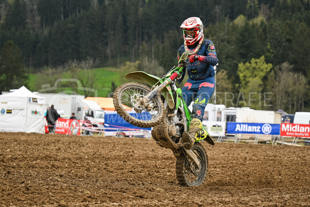 Motocross Schlatt bei Winterthur - 30. April 2023 | #42 Elmer Lukas aus Zuerich (CH) auf Kawasaki in der Kategorie ProRace Serie am Motocross Schlatt bei Winterthur, 30. April 2023. 
Instagram: @mx_schlatt | @mc_wila | @sam_schweiz
Bild: Sportfotografie Markus Aeschimann | www.markus-aeschimann.ch - Realisiert mit Pictrs.com