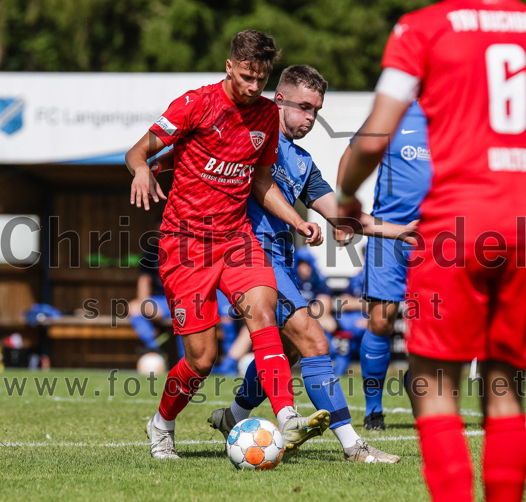 2023-07-08_074_FC_Langengeisling_gegen_TSV_Buchbach | Erding, Deutschland, 08.07.2023:
Fußball, Bezirksliga Oberbayern Ost 2023 / 2024, Testspiel, FC Langengeisling gegen TSV Buchbach, Endergebnis: 0:6

Levin Ramstetter (TSV Buchbach, #20), David Riederle (FC Langengeisling, #14)

Foto: Christian Riedel / fotografie-riedel.net