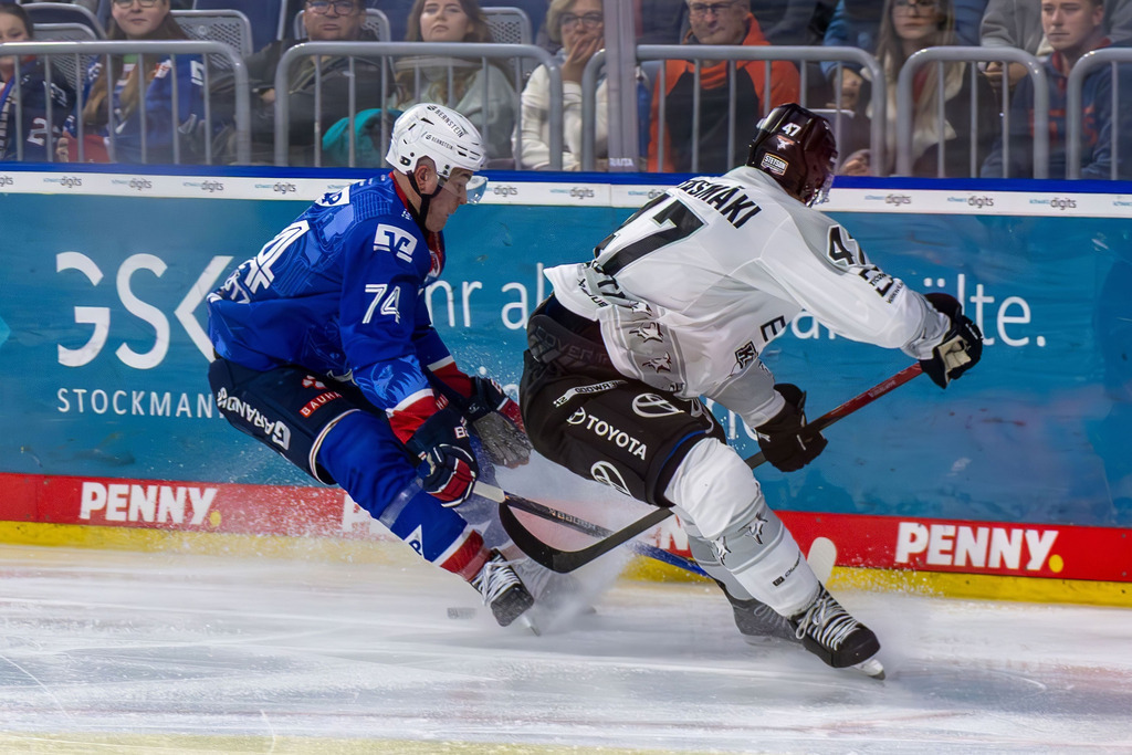 DEL, Deutsche Eishockey Liga Saison 2025/26, 13. Spieltag: Adler Mannheim gegen Kölner Haie | DEL, Deutsche Eishockey Liga Saison 2025/26, 13. Spieltag: Adler Mannheim gegen Kölner Haie***Bild: Justin Schütz (74, Mannheim) und Veli-Matti Vittasmäki (47, Köln) - Realisiert mit Pictrs.com