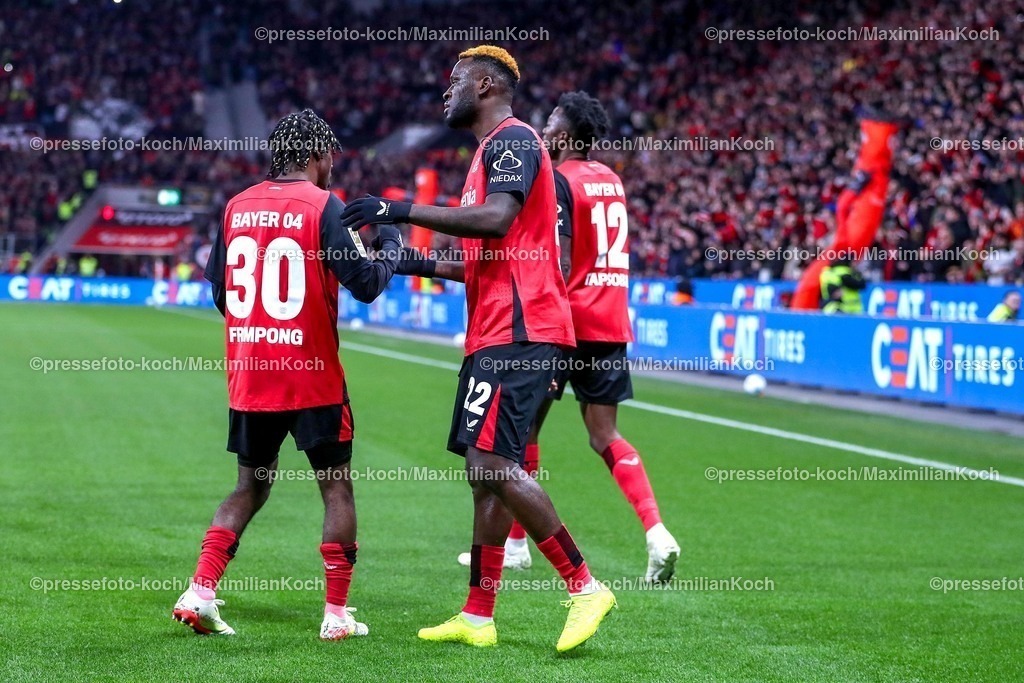 Lev02022501033 | 02.02.2025, Fußball, Bayer 04 Leverkusen - TSG 1899 Hoffenheim, 1. Fußball Bundesliga, 20. Spieltag, BayArena, Saison 2024 2025: Torjubel nach dem 1:0 durch Victor Boniface (Bayer04 Leverkusen #22) mit Jeremie Frimpong (Bayer04 Leverkusen #30) DFB regulations prohibit any use of photographs as image sequences and or quasi-video.