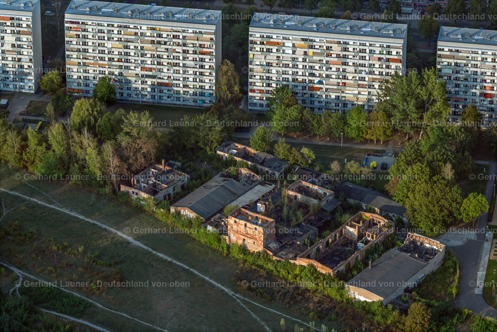 4040911 | LEIPZIG 14.09.2020 Hochhäuser im Wohngebiet einer industriell gefertigten Plattenbau- Siedlung an der Straße des 18. Oktober im Ortsteil Zentrum-Südost in Leipzig im Bundesland Sachsen, Deutschland. // Skyscrapers in the residential area of industrially manufactured settlement on Strasse of 18. Oktober in the district Zentrum-Suedost in Leipzig in the state Saxony, Germany. Foto: Gerhard Launer