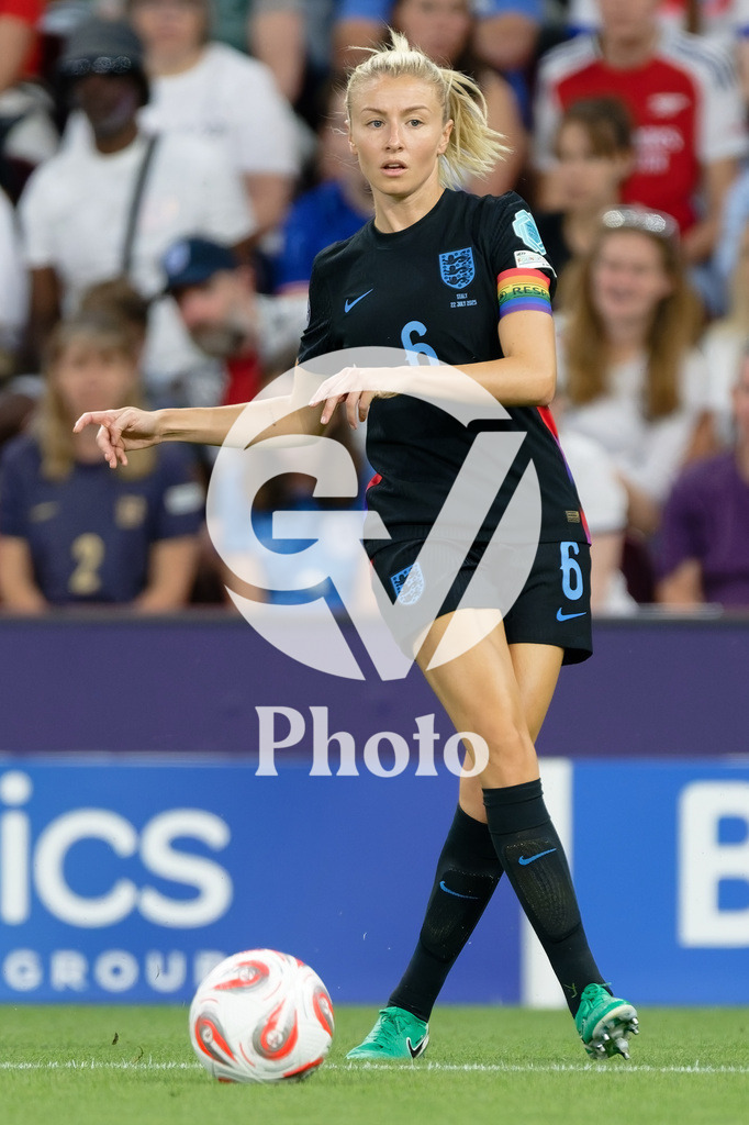 England v Italy - UEFA Women's EURO 2025 Semi-Final | GENEVA, SWITZERLAND - JULY 22:  Leah Williamson of England passes the ball  during the UEFA Women's EURO 2025 Semi-Final match between England and Italy at Stade de Geneve on July 22, 2025 in Geneva, Switzerland. (Photo by Giuseppe Velletri/Sports Press Photo/Getty Images)
