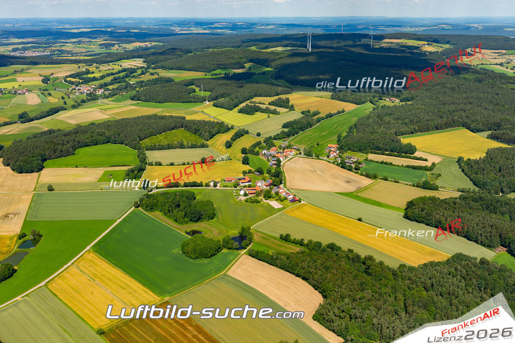 Das Luftbild zeigt : Littenhof Schmidgaden - Die Luftaufnahme wurde 2024 vom UL-Flugzeug aus erstellt ( keine Drohne ) - Hochauflösende Luftaufnahme - Für grossformatige Ausdrucke geeignet. Die Geschenkidee !Mit Lizenz und Bildrechte bestellbar
