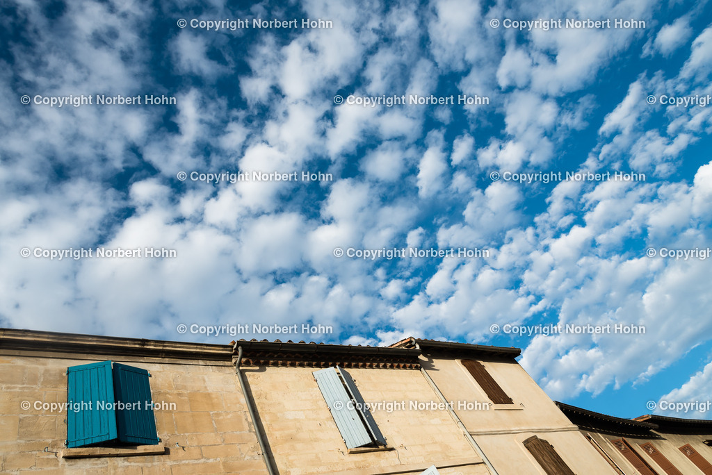 LAD_7905 | Fensterlaeden vor einem blauen Wolkenhimmel. - Realisiert mit Pictrs.com