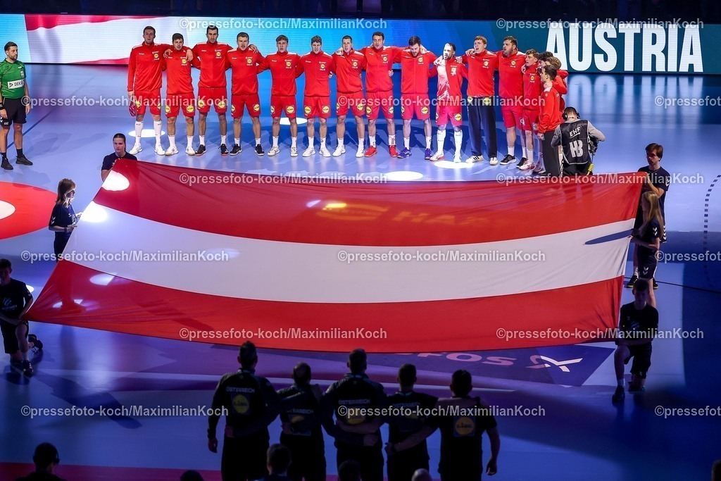 EHF19012601002 | 19.01.2026, Handball, Men's EHF EURO 2026, Österreich - Serbien, Jyske Bank Boxen in Herning, Dänemark, Preliminary Round: Das Österreichische Team steht bei der Nationalhymne Arm in Arm zusammen.  