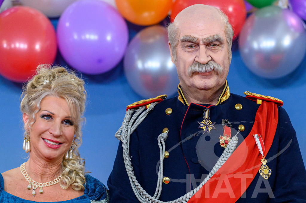 _DWA1637 | Ministerpräsident Markus Söder als Otto von Bismarck mit Frau Karin Baumüller-Söder bei der TV-Sendung Fastnacht in Franken 2024. Veitshöchheim, 02.02.2024 Bayern Deutschland - Realisiert mit Pictrs.com