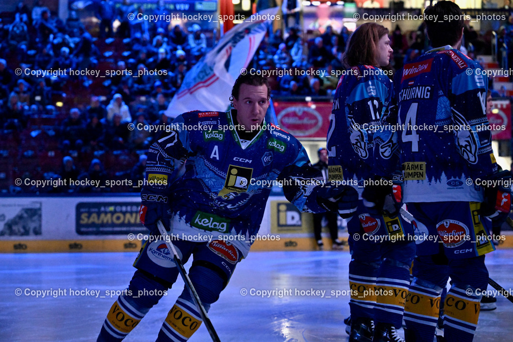 EC IDM Wärmepumpen VSV vs. Pioneers Vorarlberg | #77 LINDNER Philipp EC VSV, EC VSV Mannschaft, Einlauf, Weihnachten Trikot, EC IDM Wärmepumpen VSV vs. Pioneers Vorarlberg, EC IDM Wärmepumpen VSV vs. Pioneers Vorarlberg am 14.12.2024 in Villach (Stadthalle Villach), Austria, (Photo by Bernd Stefan)